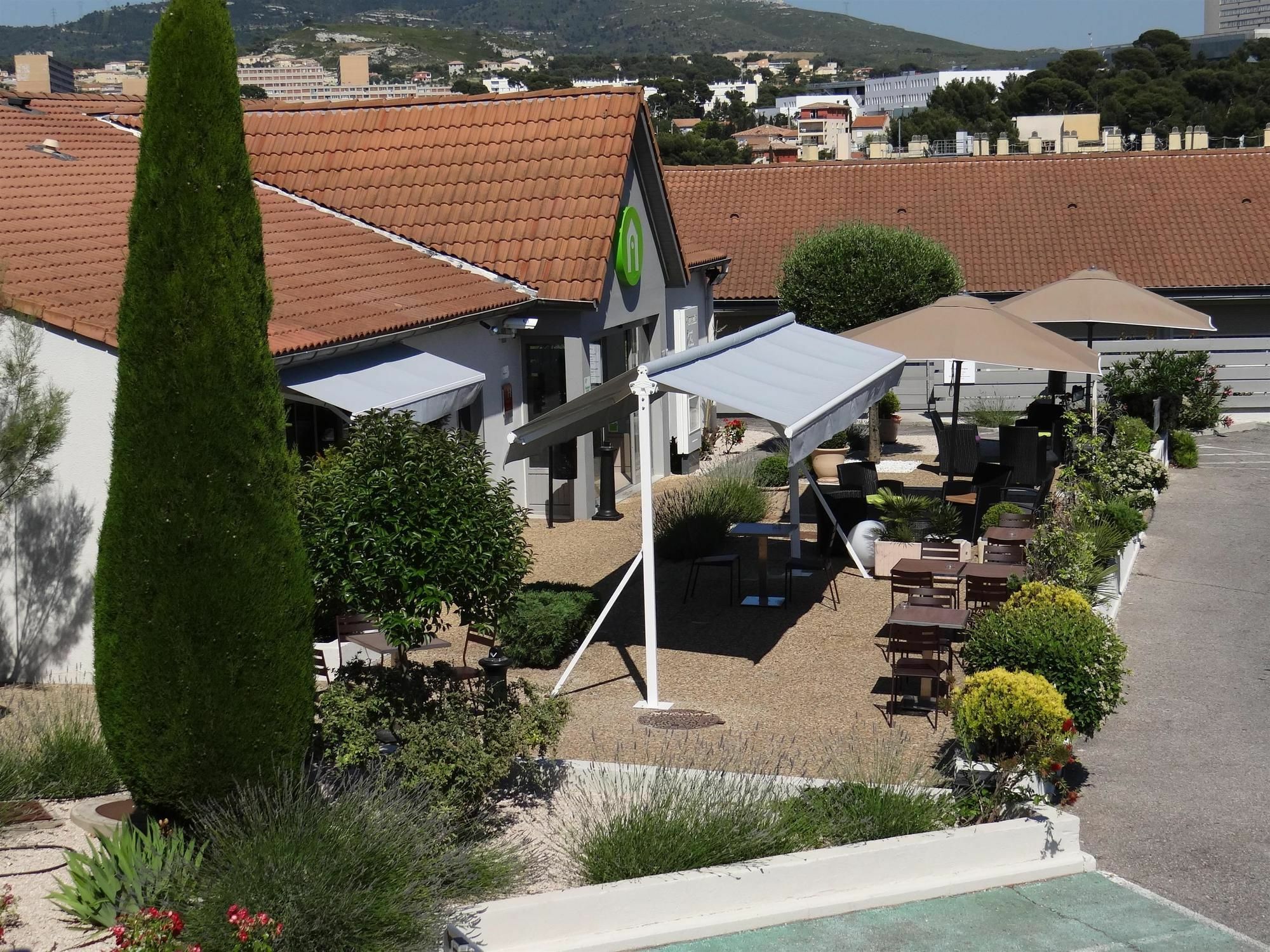 Campanile Marseille Saint Antoine Hotel Exterior foto